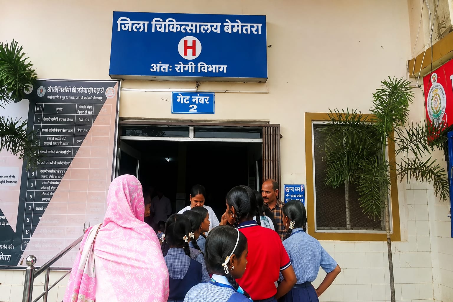 बेमेतरा: आत्मानंद कन्या स्कूल में भोजन को लेकर हड़कंप, डामर की गोली मिलने का दावा